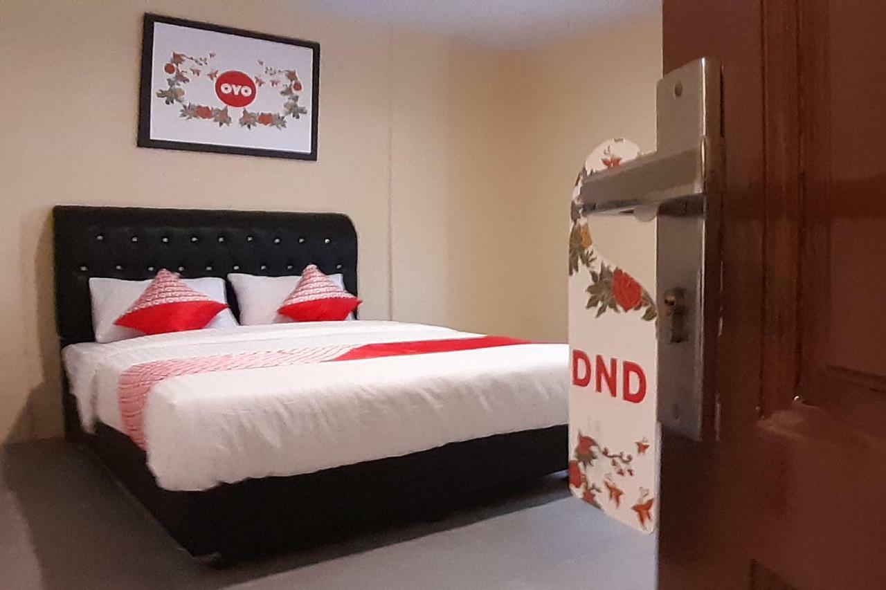 Oyo 1053 Angelyn Home Stay Medan Extérieur photo