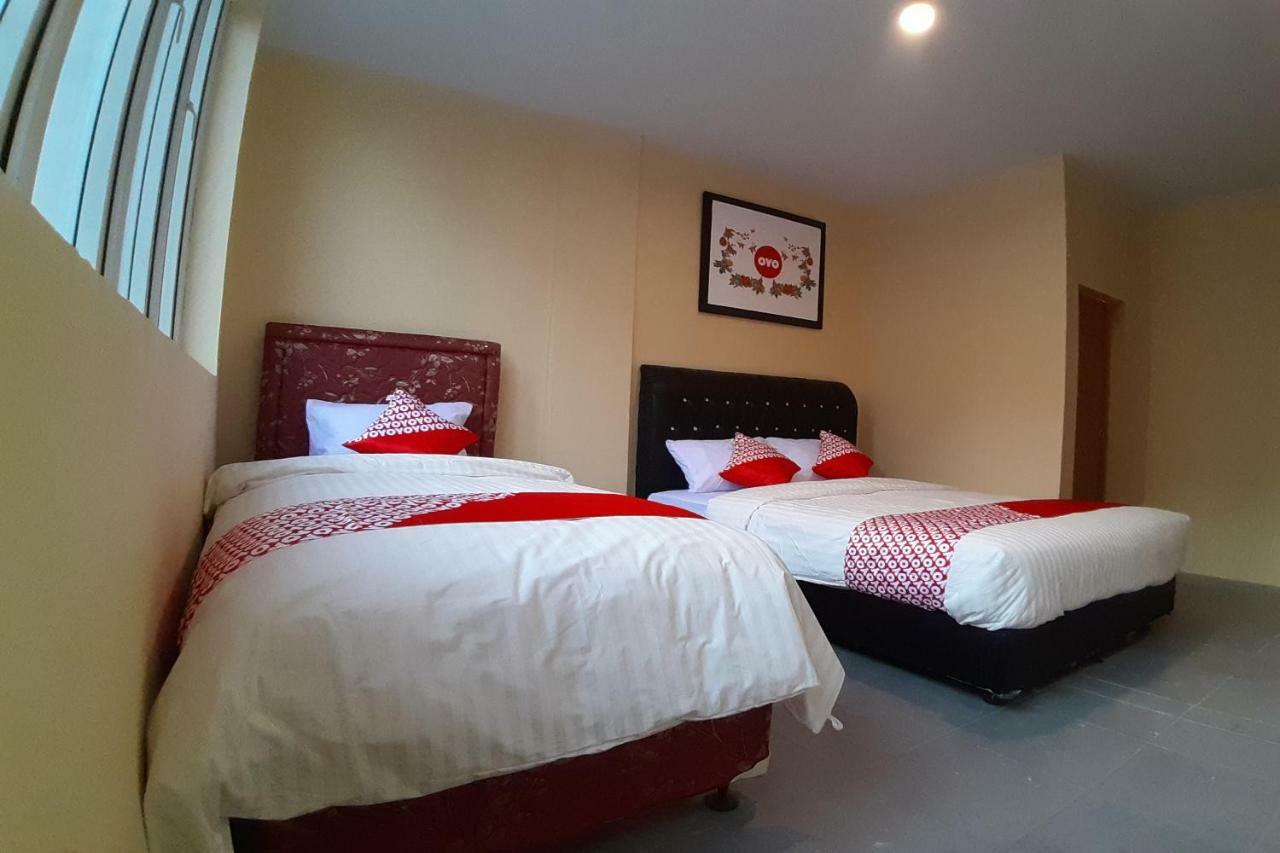 Oyo 1053 Angelyn Home Stay Medan Extérieur photo